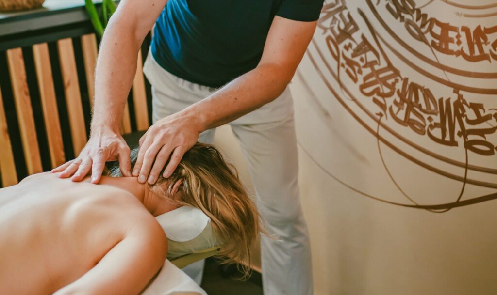 Masaż terapia na wdowi garb